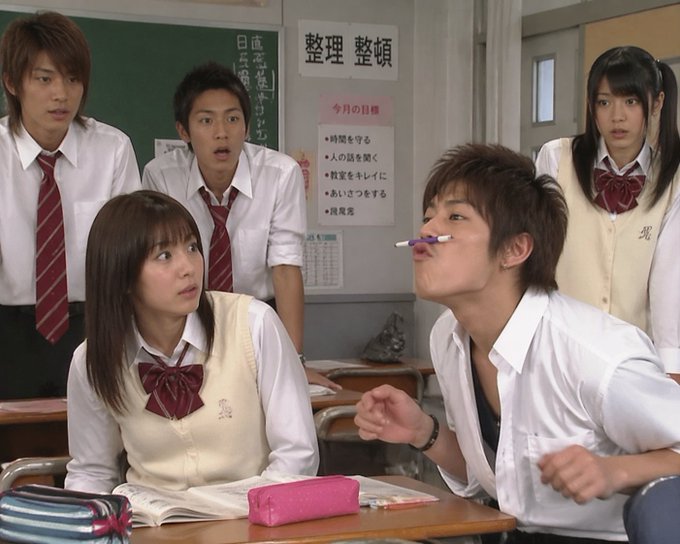 千禧年日系校园喜剧场景