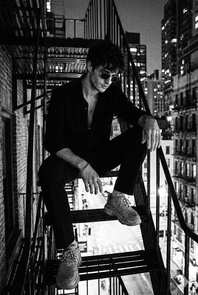 九十年代黑白胶片里的粗粝街头男