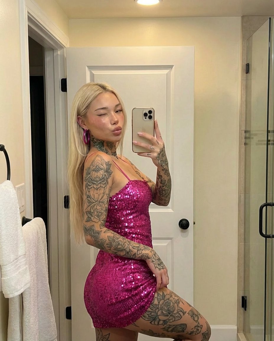 浴室镜面自拍金发辣妹俏皮飞吻