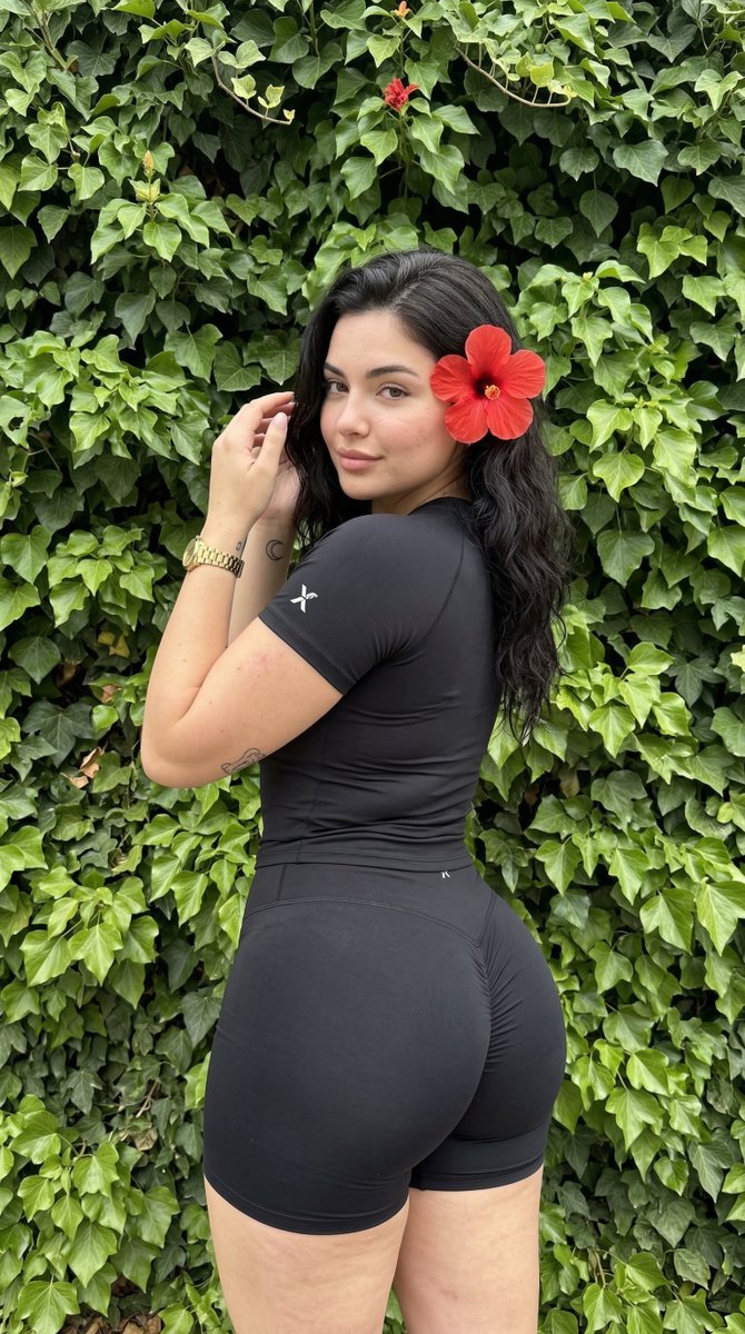 黑色紧身运动服辣妹回眸