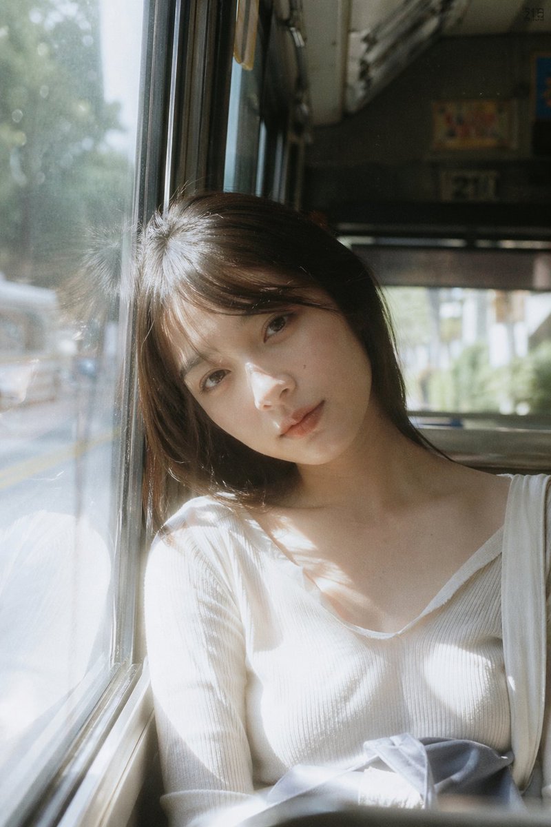巴士窗边的日系负片少女