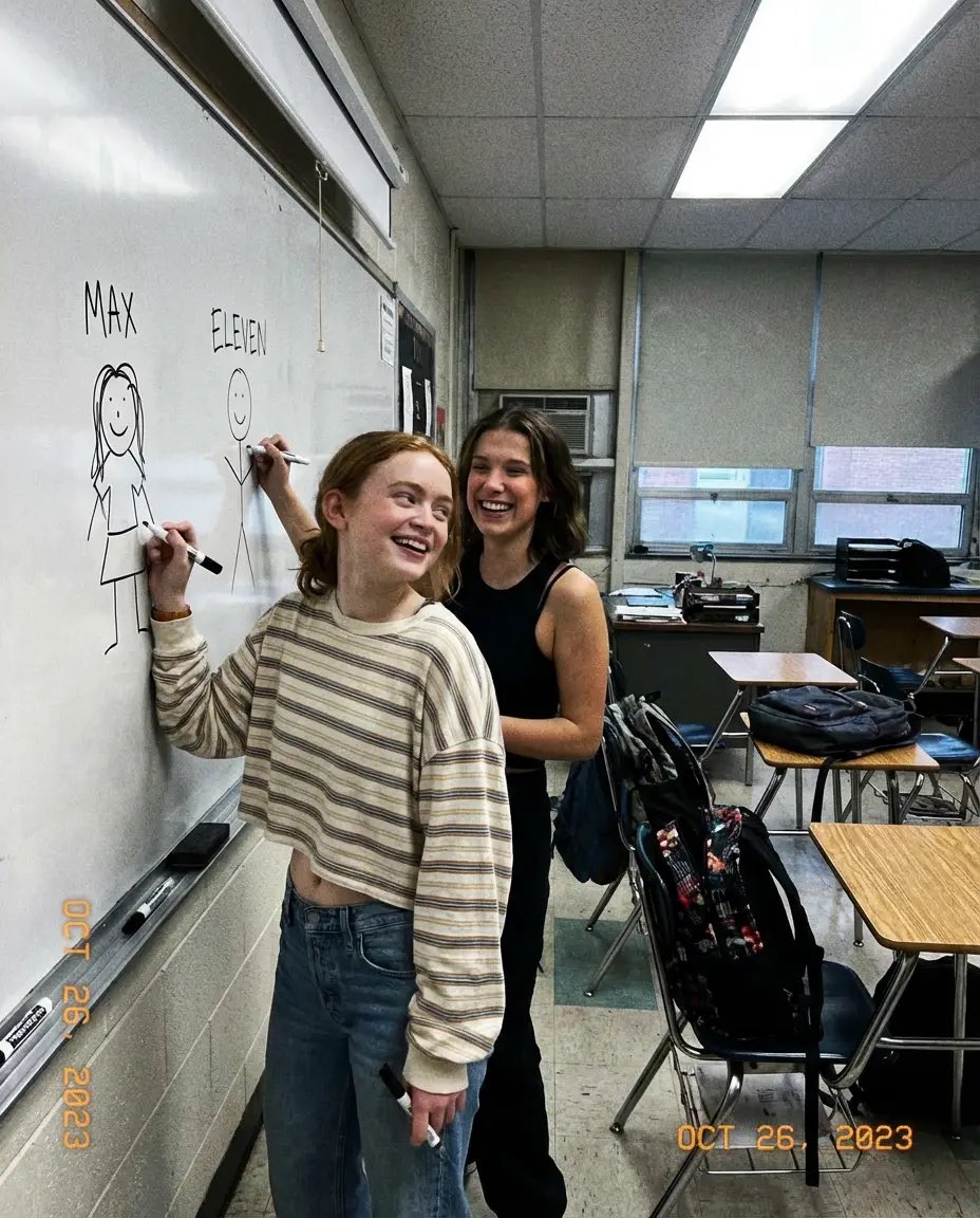 Sadie Sink和Millie Bobby Brown在教室里的欢乐瞬间