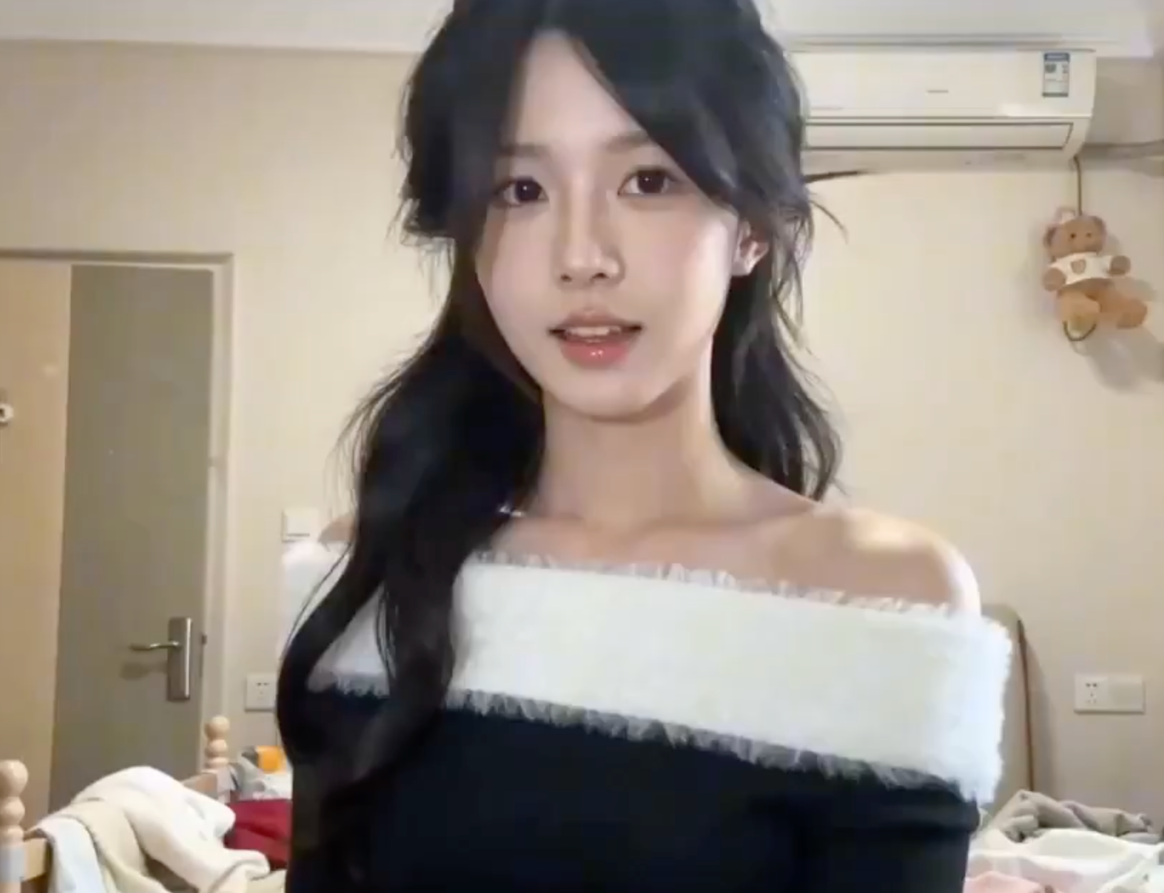 慵懒卧室抓拍美少女