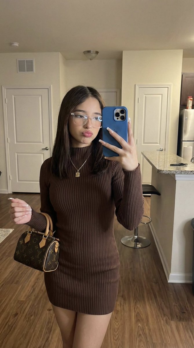 居家镜中的巧克力色女郎