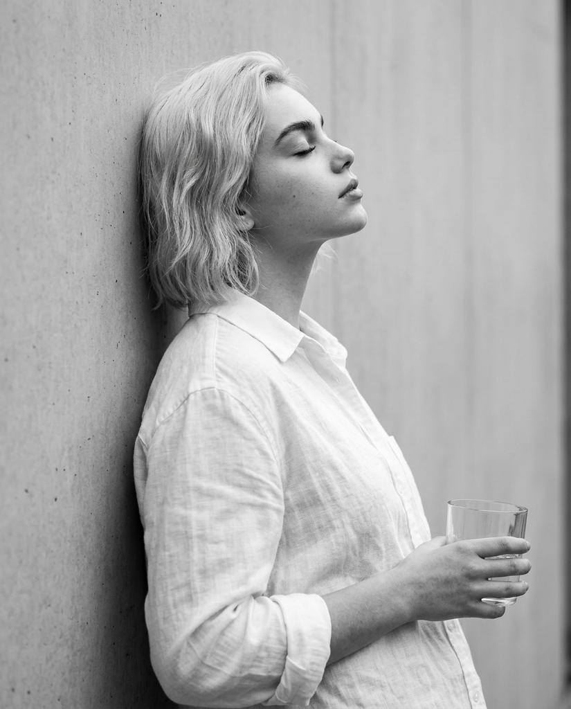 电影级黑白侧颜沉思人像