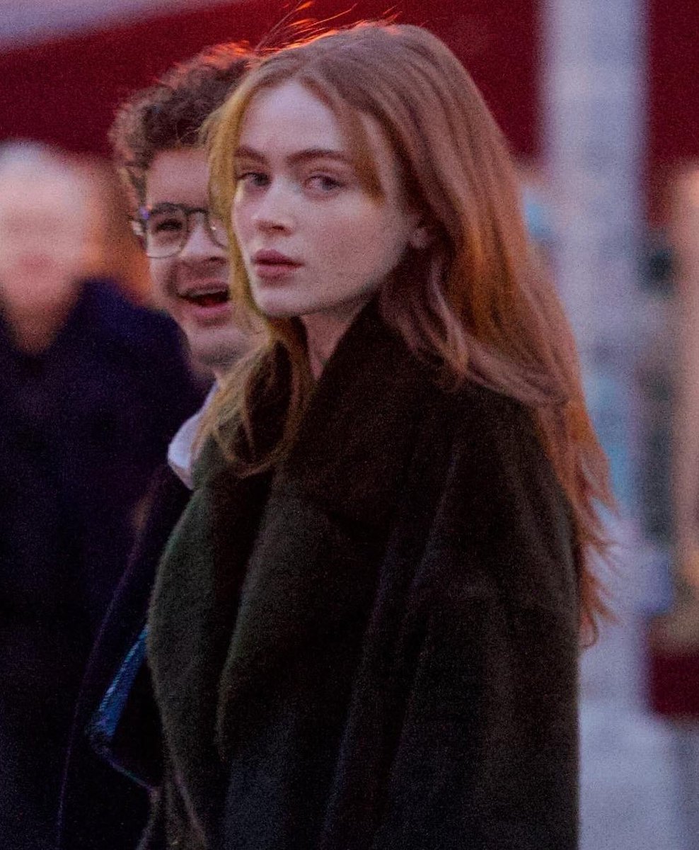 电影感傍晚街头优雅漫步