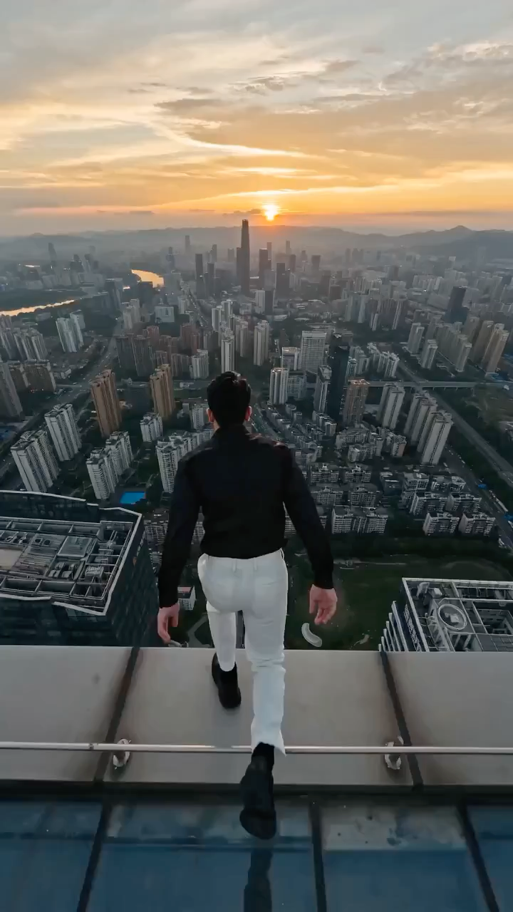 从高楼跃下，自由翱翔于城市上空