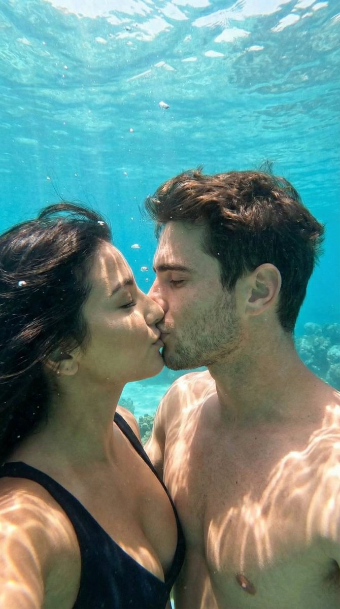 光影斑驳的水下深吻