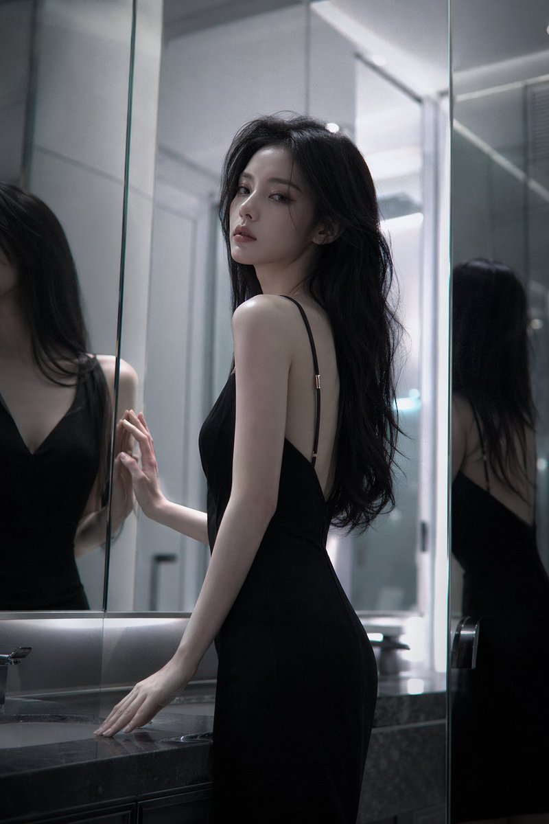 冷艳高级感镜中倒影美女