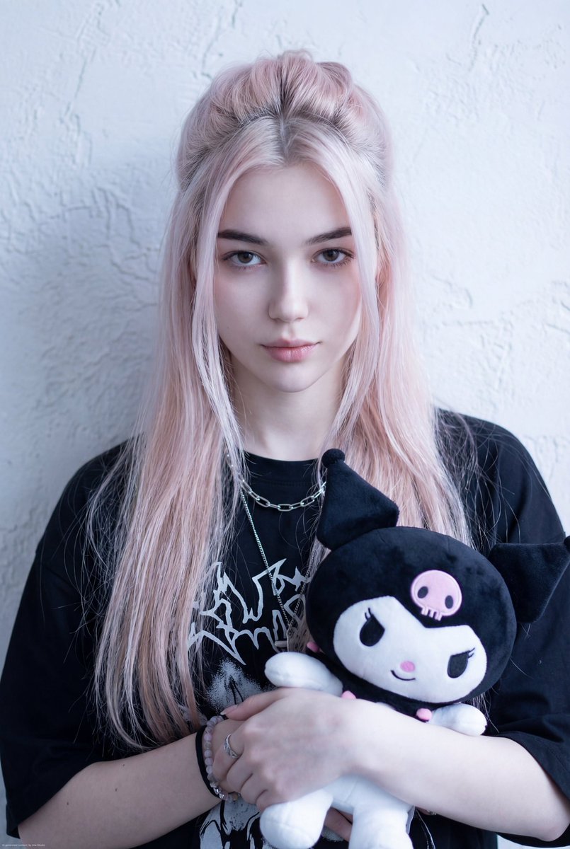 冷白皮辣妹怀抱库洛米绝美写真