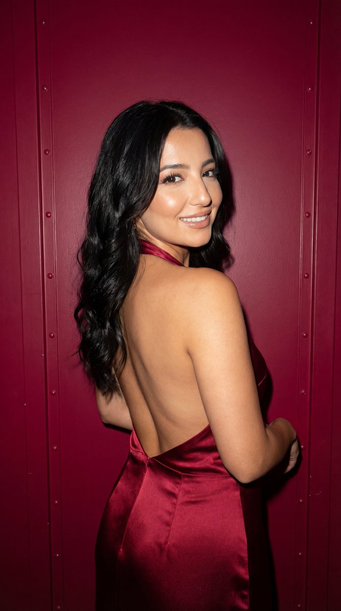 绯红丝绒墙前的露背缎面裙质感回眸照