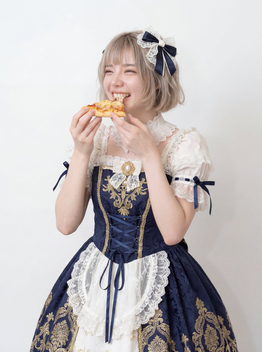 享用披萨的时尚女子高清摄影棚写真