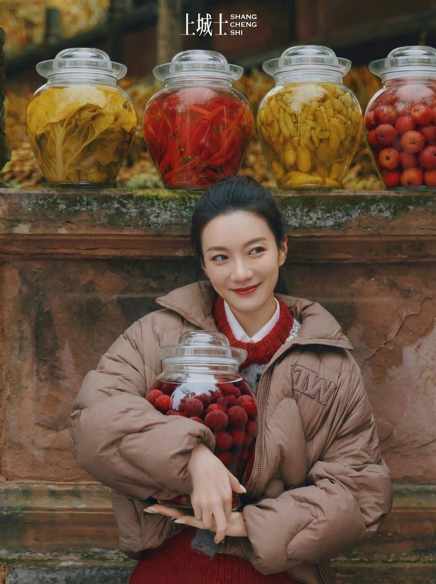 甜美娇羞的东亚女子：市集里的时尚肖像