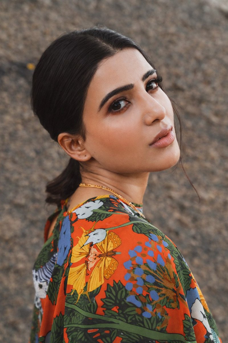 繁花深红衫少女柔光肖像