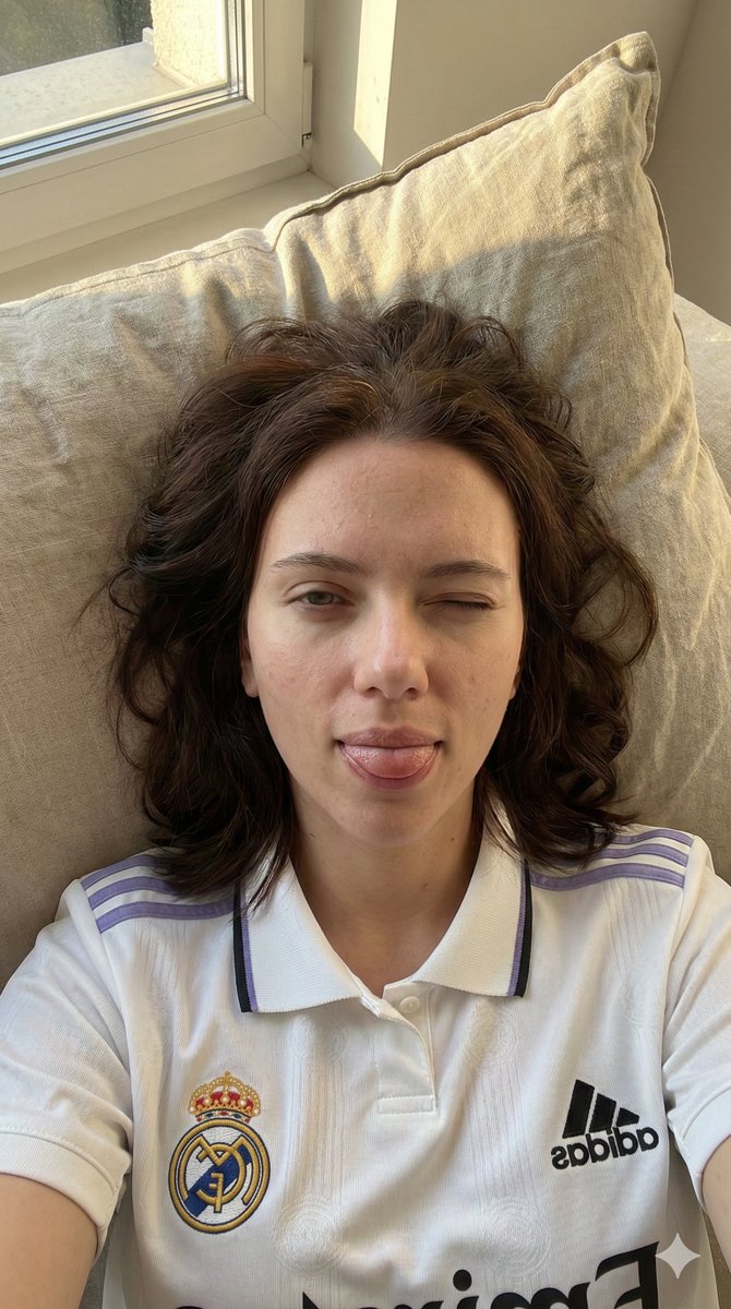 晨光下皇马球衣少女俏皮自拍