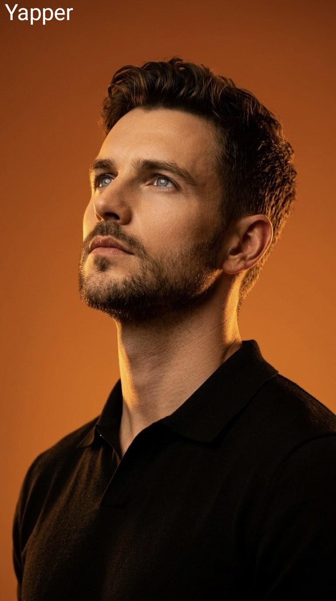 极具张力的金色轮廓光男性时尚大片