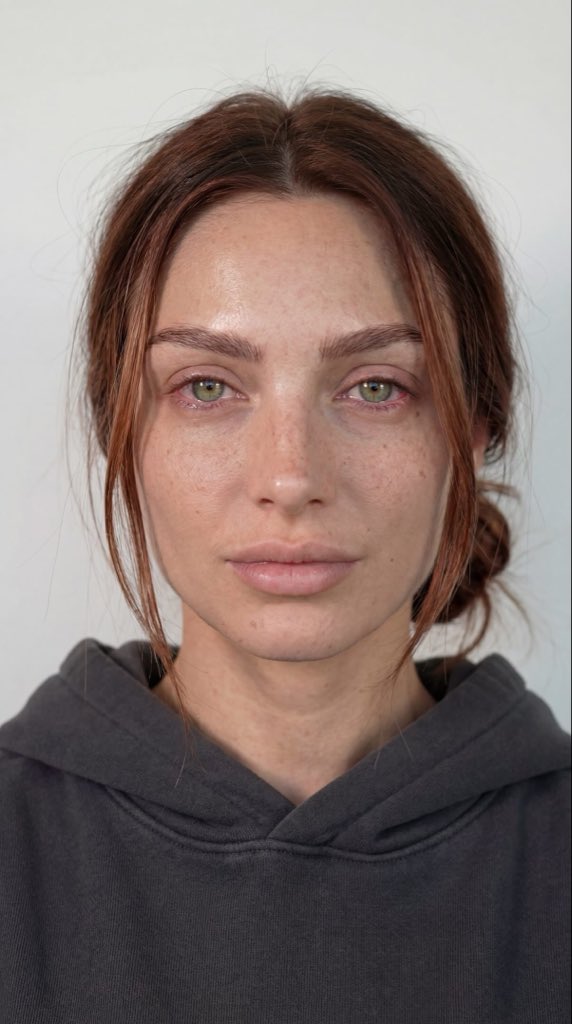 浅绿眼眸红发少女的超写实特写