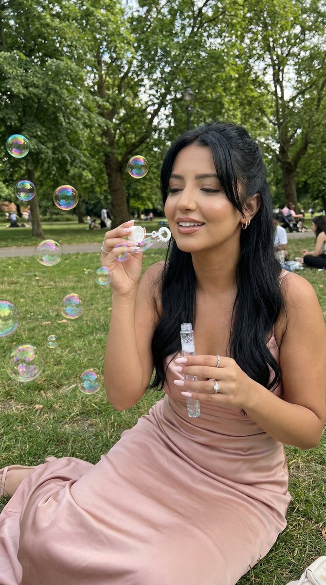 绿野粉裙少女吹出梦幻七彩泡泡