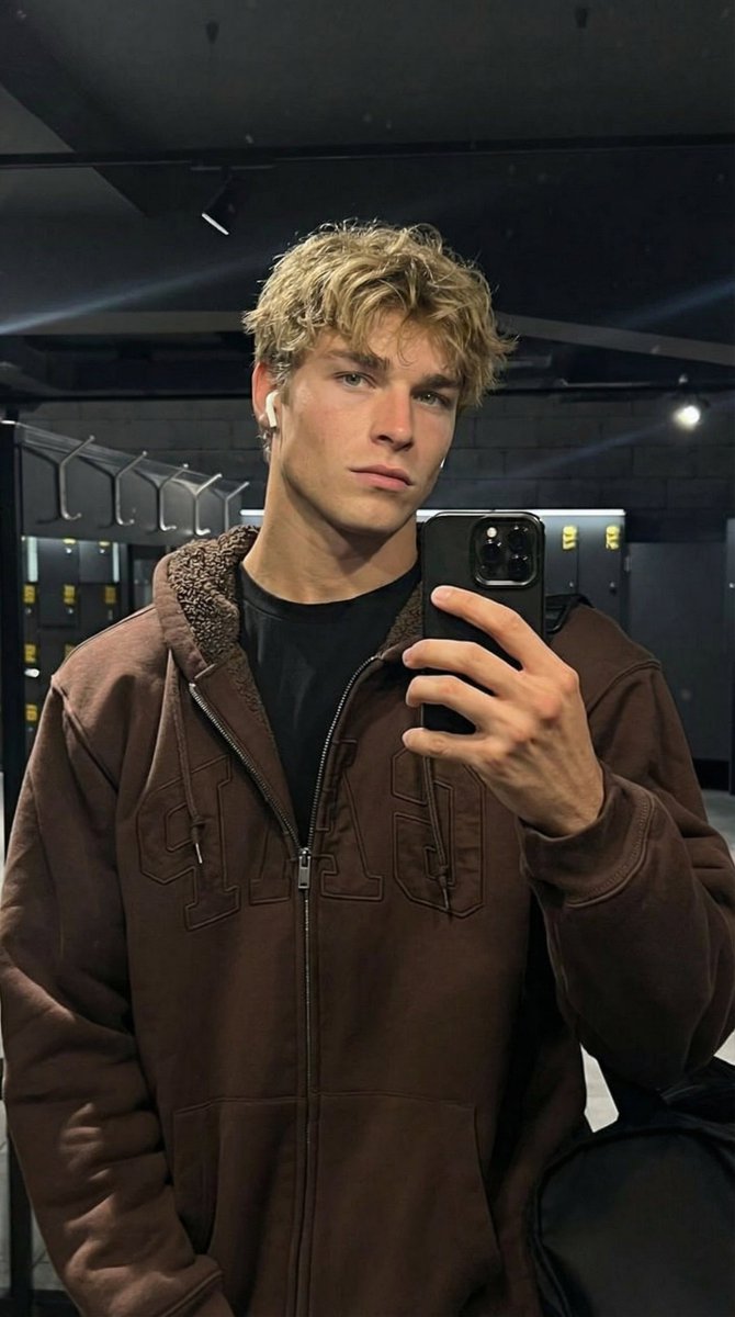 健身房镜前的冷峻金发型男