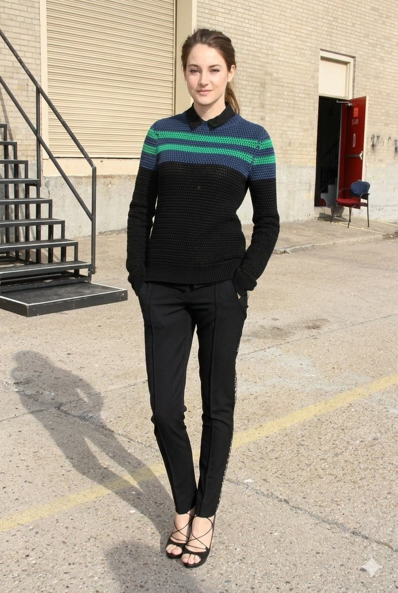 工业风背景下的条纹毛衣少女抓拍