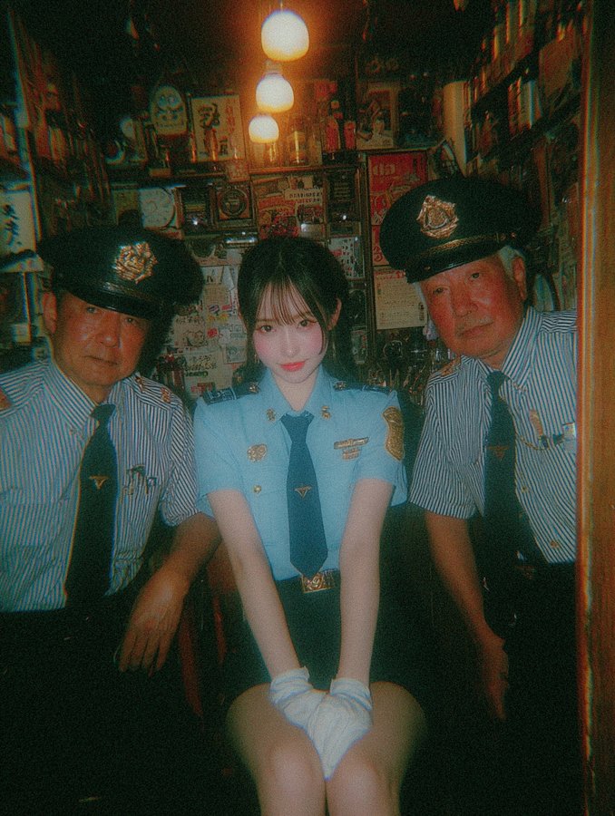 年轻女警在复古酒吧中的日式街拍