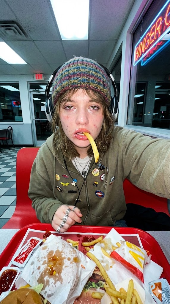 凌晨三点的夸张广角薯条自拍