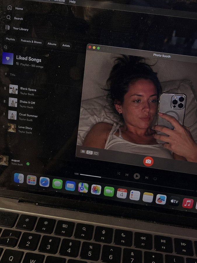 深夜笔记本屏幕里的慵懒自拍