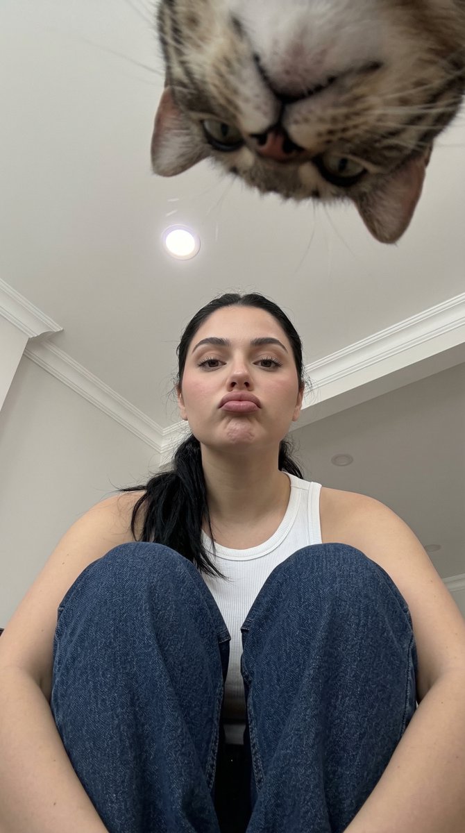 低视角仰拍抱膝牛仔少女