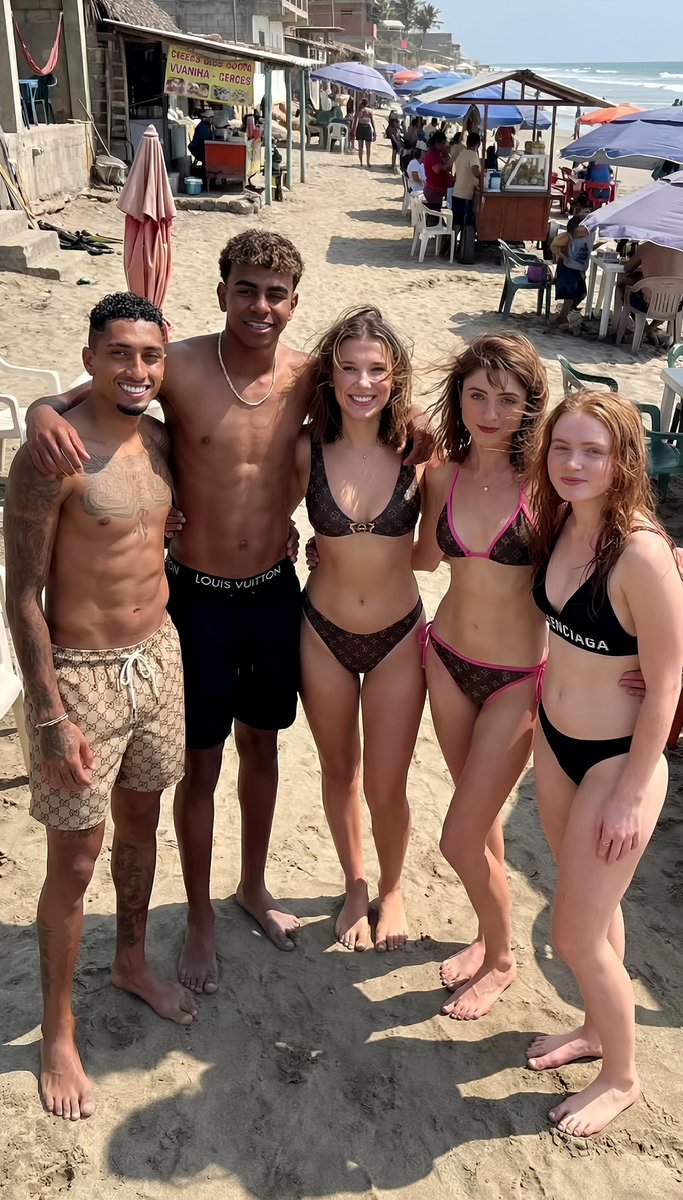 阳光热带海滩上的奢华时尚青年合影