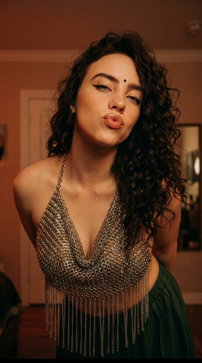 金属流苏上衣的暧昧嘟嘴特写