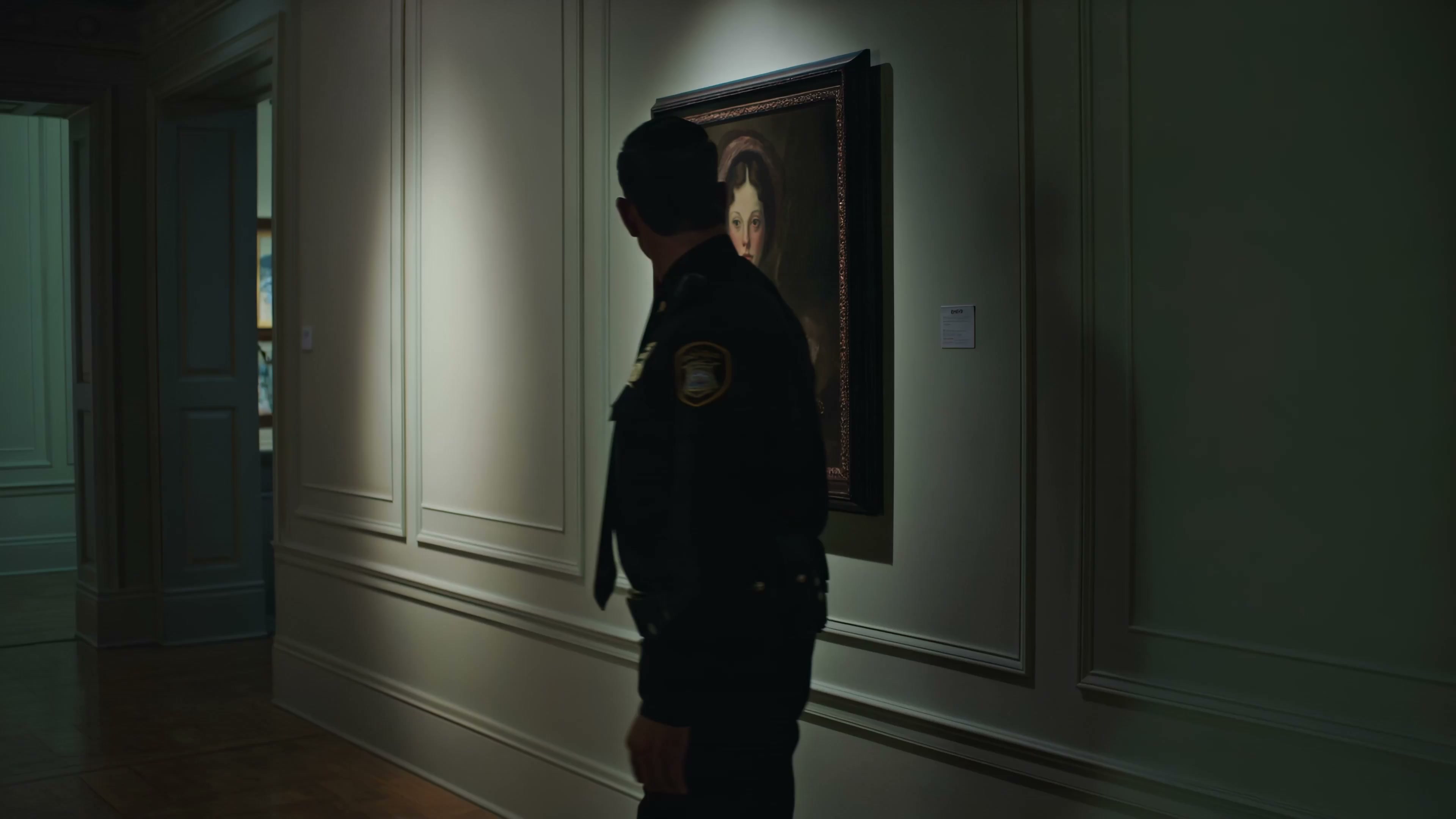 午夜画廊惊魂画中女人竖指封口