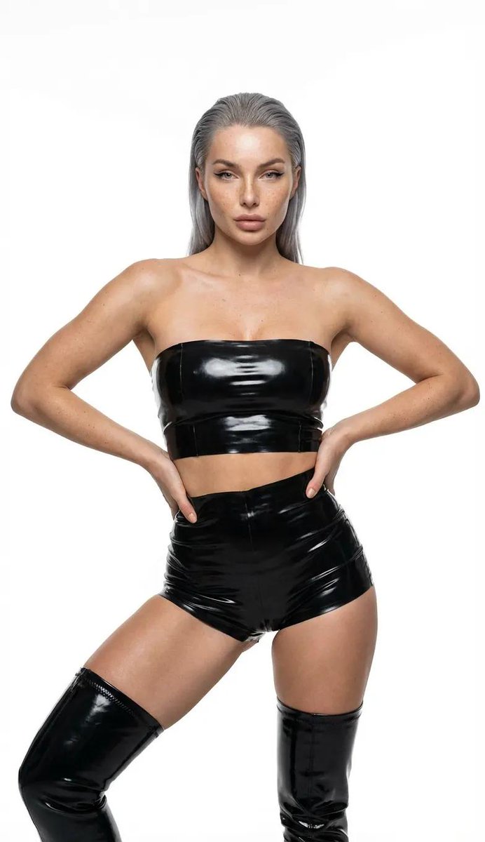 极简白背景下的全黑乳胶高定时尚大片