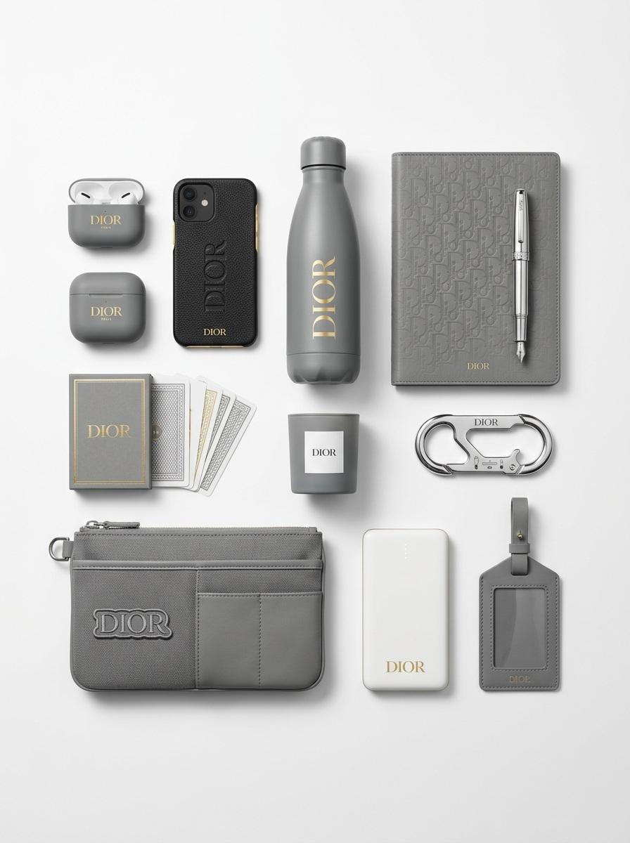 极简纯白背景下的品牌胶囊系列周边