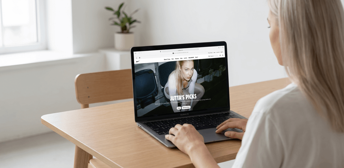 极简空间里的女性电脑背影