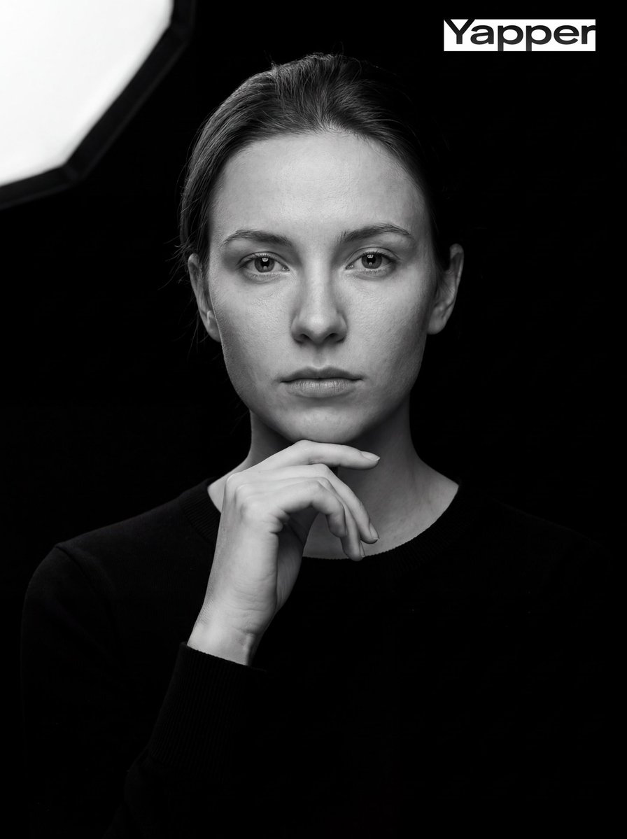 黑白影棚里的沉思少女