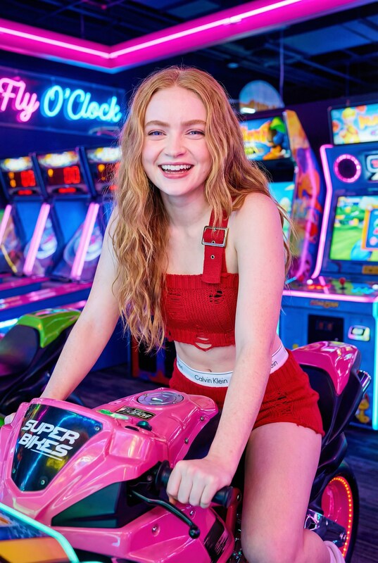 霓虹闪烁的电玩城中红衣金发少女