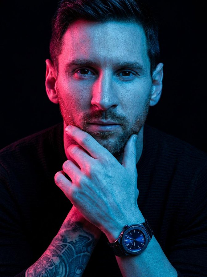 霓虹双色光影下的深思人物肖像