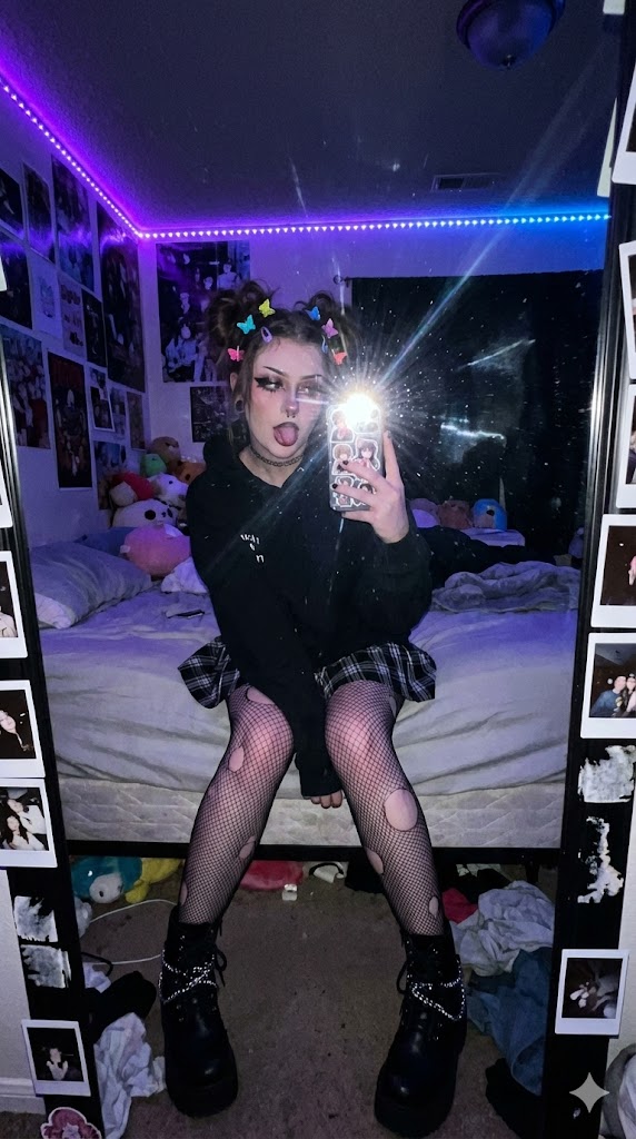 霓光乱室中的 E-Girl 镜面自拍