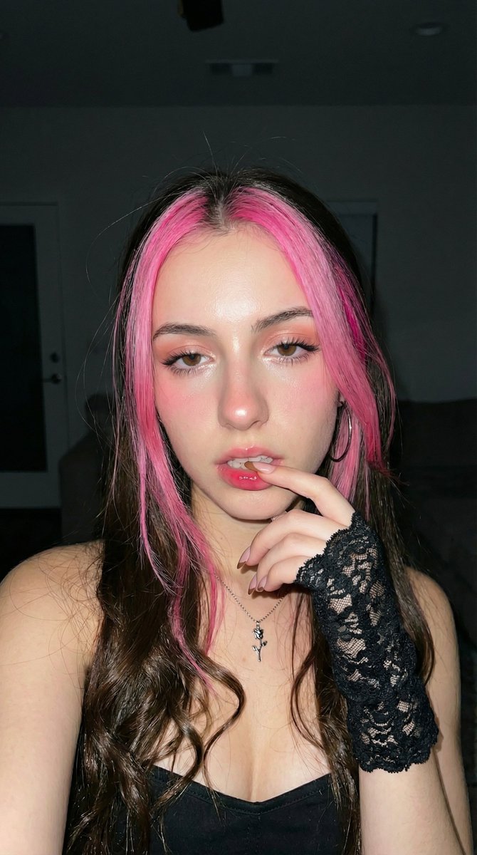 夜色闪光灯下的韩系纯欲自拍