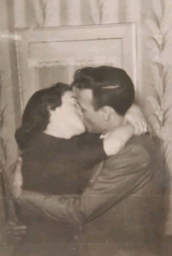 老照片焕新：单反级高清人像修复