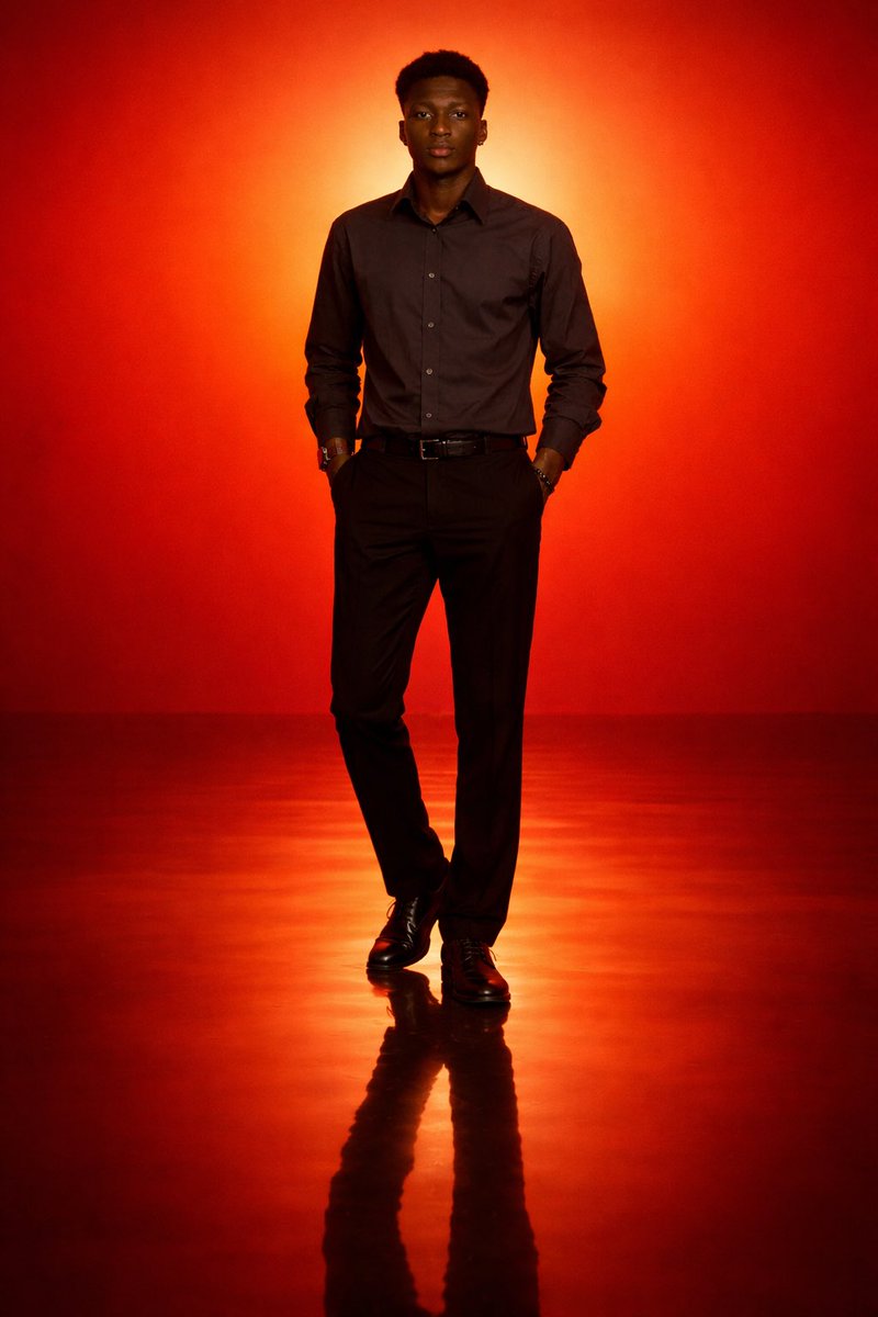 橙红渐变中的孤独剪影