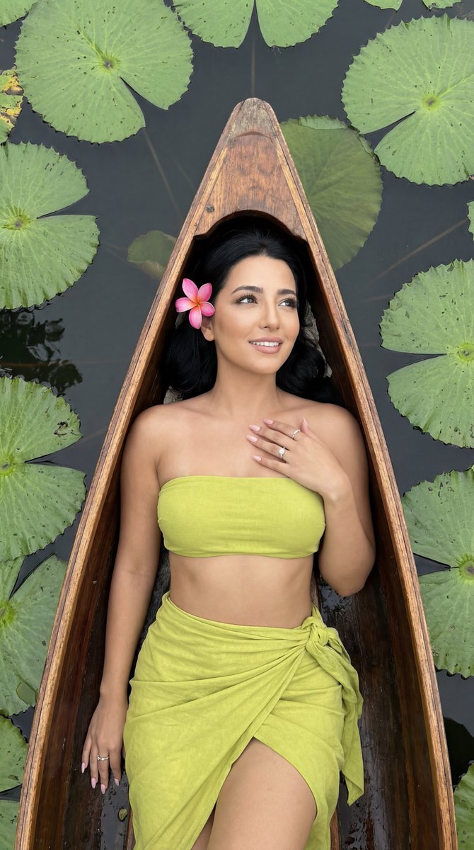 俯拍睡莲绿裙时尚大片