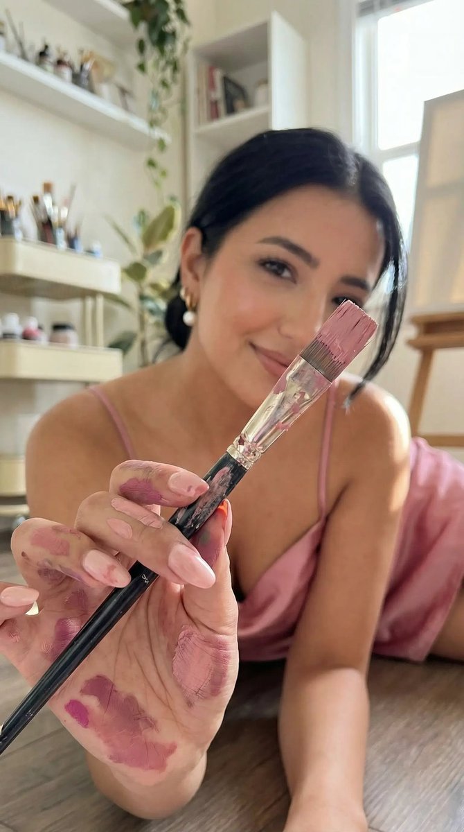 画笔特写视角下的粉色缎面裙少女