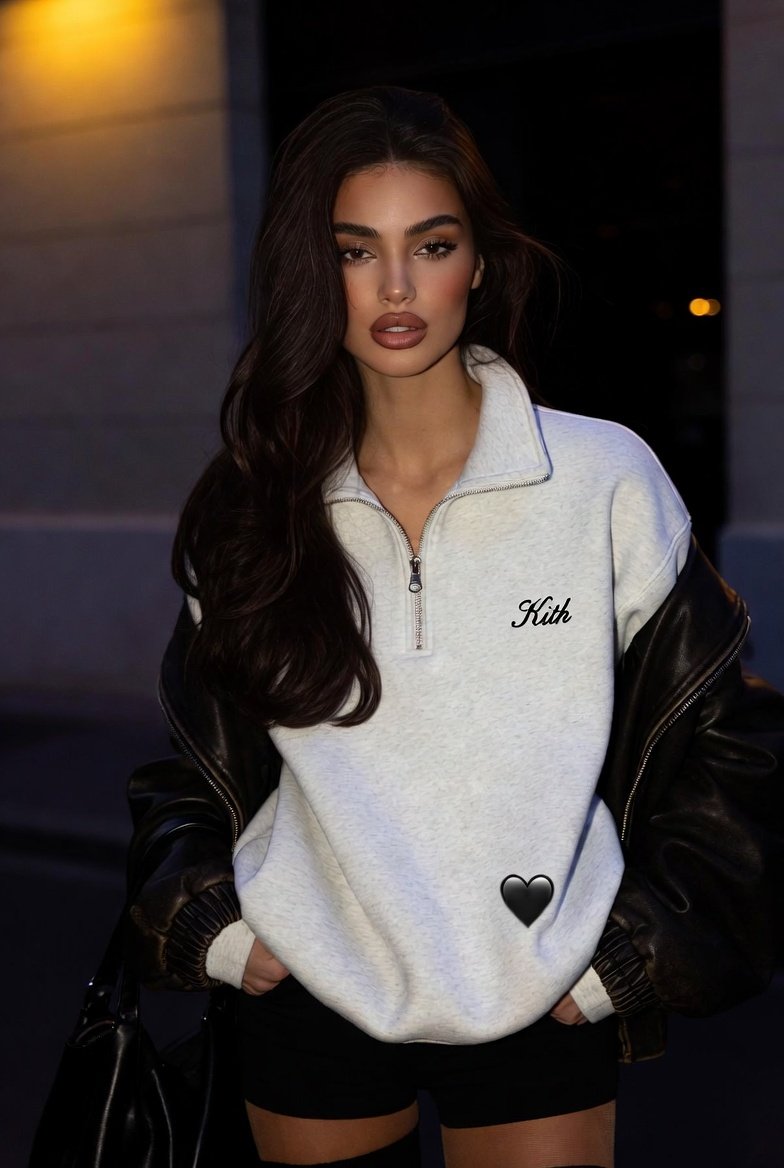 巴黎夜色中的时尚倩影，皮衣卫衣混搭的高级街拍