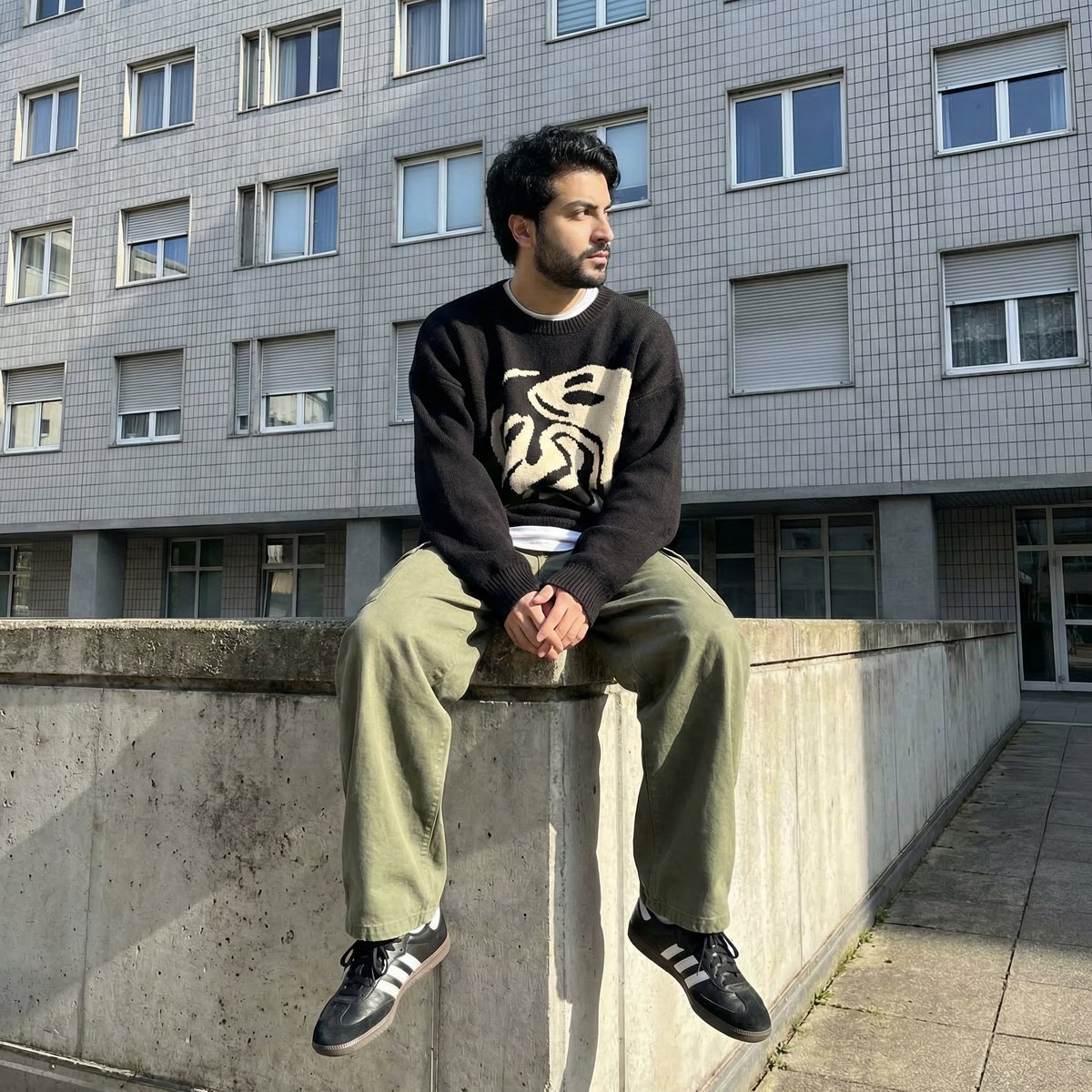 灰楼前沉思的男子