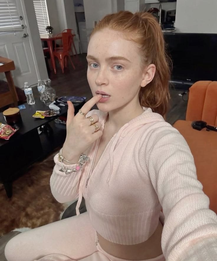 粉色居家女孩慵懒俏皮自拍