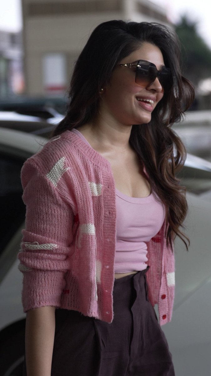 都市街拍粉色针织优雅丽人