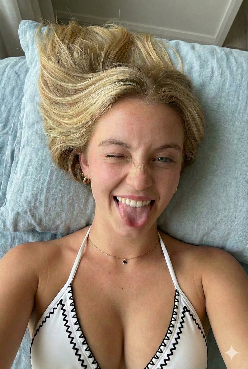 俯拍俏皮眨眼的金发少女