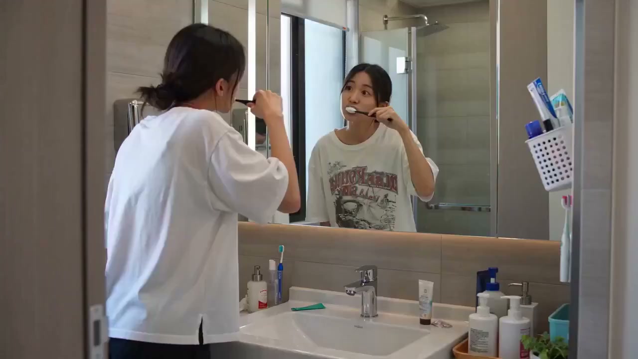 超写实伪纪录风格的悬疑喜剧少女