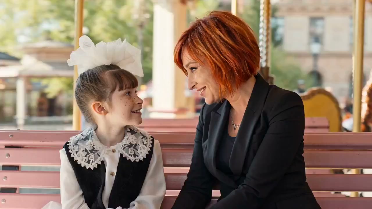 室外旋转木马的春日白天场景